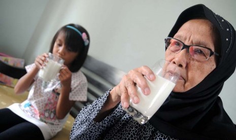 Nenek dan cucu minum susu (ilustrasi). Ketika hidup sendirian atau merasa kesepian, lansia umumnya menjadi malas makan.