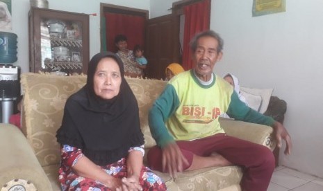 Nenek Irah (91) dan kakek Kosim (91), pasangan lanjut usia (lansia) asal Kampung Jalupang, RT 02 RW 03, Desa Giri Mukti, Kecamatan Saguling, Kabupaten Bandung Barat akan menunaikan ibadah haji 23 Juli mendatang. Diusianya yang telah lanjut, keduanya berangkat pasca berhasil mengumpulkan dana yang ditabung sejak tahun 1960.