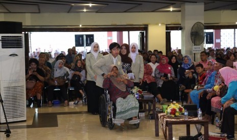 Nenek Sutarmin bersama anaknya Vera yang berhasil jadi mahasiswa Bidikmisi UGM 