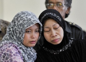 Neneng Sunengsih (right) is among Indonesian migrant workers has legal case in abroad. She was frees from capital punishment after granted impunity from King Abdullah bin Abdul Aziz of Saudi.