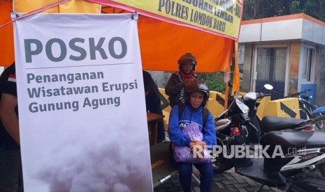 Nengah Ordi (58) dan Ni Nengah Sari, dua warga Bebandem, Karangasem, Bali sedang didata di posko pendataan pengungsi di Pelabuhan Lembar, Lombok Barat, NTB pada Rabu (29/11). Keduanya memilih mengungsi sementara ke rumah keluarga di Mataram.