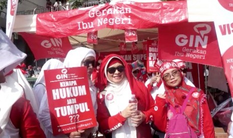 Muslims gathered at Istiqlal mosque on Friday to support the judges of blasphemy case to be fair in making the verdict for the defendant, Basuki Tjahaja Purnama.