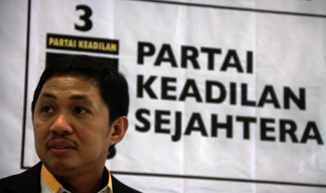 New Chairman of Prosperous Justice Party PKS, Anis Matta. Some analysts say that it takes a long time to restore the party's reputation after its chairman, Luthfi Hasan Ishaq is named as a suspect of imported meat case.  