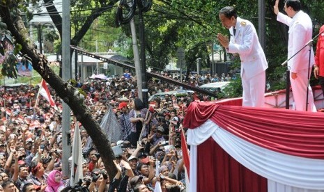 New Governor of Jakarta Joko Widodo (left) and his deputy, Basuki Tjahaja Purnama, greet thousands of people who gather outside the parliamentary building in Kebon Sirih Street, Jakarta, on Monday.