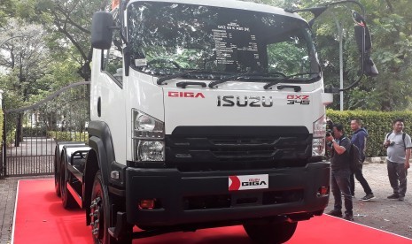 New Isuzu Giga Tracktor Head saat dipamerkan di kawasan Senayan Golf Jakarta, Kamis (24/1)