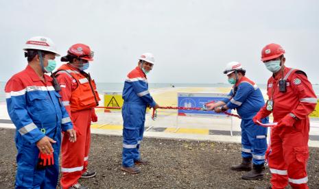 New Jetty Kilang Balongan ini baru saja diresmikan oleh Senior Project Manager Revitalisasi RCC RU VI Balongan Sugeng Firmanto, bersama Manager Construction Revitalisasi RCC Muhammad Ramdhan, Rabu (29/12).