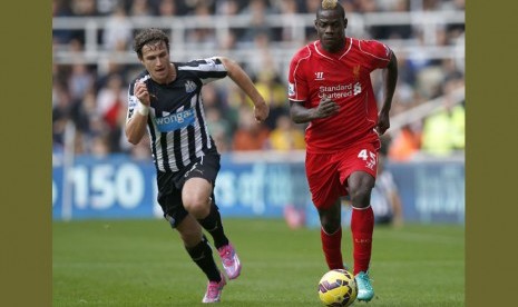 Daryl Janmaat saat berduel dengan Mario Balotelli