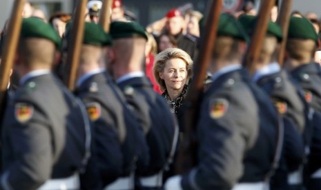 Newly appointed German Defence Minister Ursula von der Leyen inspects a guard of honour during an office handing over ceremony at the Defence Ministry in Berlin December 17, 2013. 