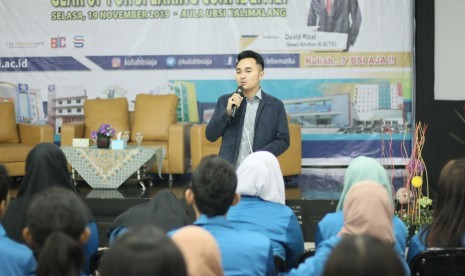 News Achor Liputan 6 pagi SCTV, David Rizal tampil di acara “Gear Up for Speaking Confidently” yang dilaksanakan di Aula UBSI Kalimalang, Jakarta Timur.