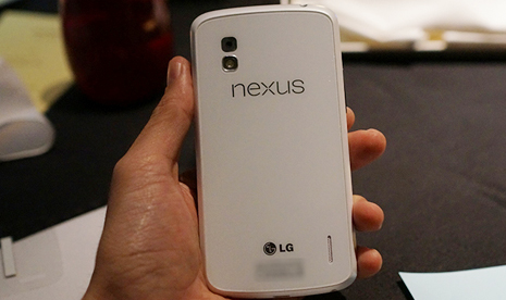 Nexus 4 warna putih. 