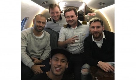 Neymar (bawah) bersama Lionel Messi (kanan) dan Javier Mascherano (kiri) dalam jet.