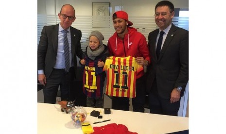 Neymar bersama anak mendaftarkan diri menjadi anggota Barcelona FC