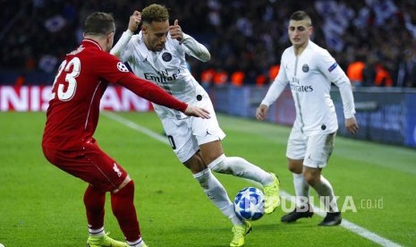 Neymar berusaha menggocek bola dari hadangan Xherdan Shaqiri pada laga Grup C Liga Champions antara Paris Saint Germain melawan Liverpool di stadion Parc des Princes, Paris, Kamis (29/11) dini hari.