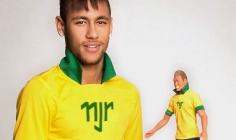 Neymar dan boneka berbentuk dirinya.