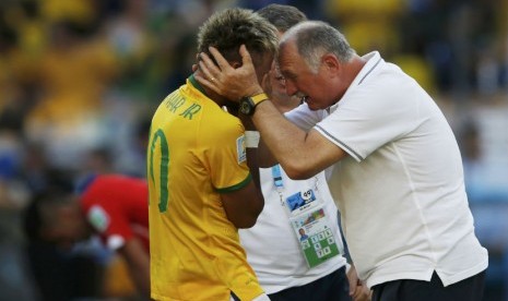 Neymar dan Luiz Felipe Scolari (kanan)