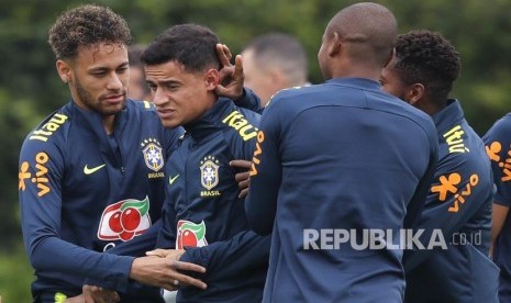  Neymar dan rekan setimnya menjentikkan telinga Philippe Coutinho (tengah) di sesi pelatihan timnas sepak bola Brasil, pada 2020 lalu. Coutinho akan menggantikan peran Neymar yang cedera di lanjutan kualifikasi Piala Dunia 2022 zona Conmebol.