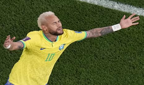 Neymar dari Brasil merayakan gol kedua timnya selama pertandingan sepak bola babak 16 besar Piala Dunia 2022 antara Brasil dan Korea Selatan, di Stadion Education City di Al Rayyan, Qatar, Senin, 5 Desember 2022. 