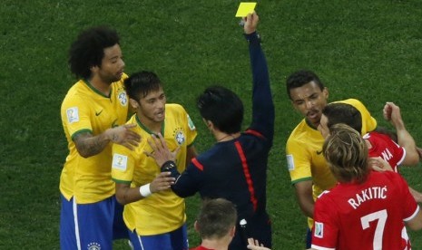 Neymar (dua kiri) diganjar kartu kuning.  