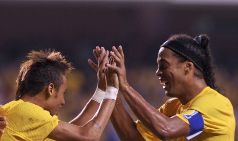 Neymar Jr (kiri) dan Ronaldinho.