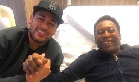 Neymar Jr (kiri) saat mengunjungi Pele di RS di Paris, Prancis, beberapa waktu lalu. 