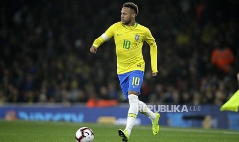 Neymar Jr mengontrol bola pada laga persahabatan antara Brasil melawan Uruguay (ilustrasi).