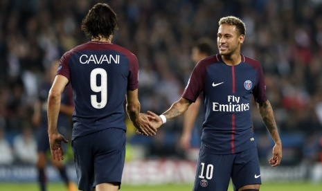 Neymar (kanan) bersalaman dengan Edinson Cavani (kiri)