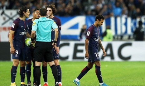 Neymar (kanan) meninggalkan lapangan setelah mendapatkan kartu merah dalam laga Marseille kontra PSG.