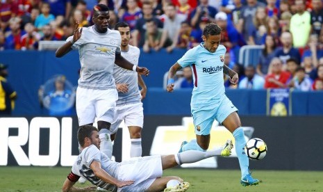 Neymar (kanan), pencetak gol tunggal kemenangan Barcelona 1-0 atas Manchester United pada International Champions Cup.