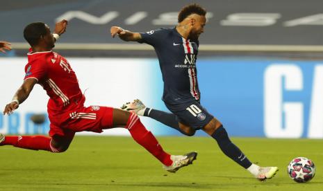 Neymar (Kanan) saat beraksi pada laga final Liga Champions antara PSG kontra Bayern Muenchen, Senin dini hari.