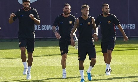 Neymar (kedua kanan) berlatih bersama rekan-rekannya di Barcelona.