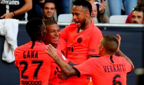 Neymar (kedua kanan) merayakan golnya ke gawang Bordeaux bersama Kylian Mbappe (kedua kiri)..