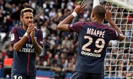 Neymar (kiri) bersama Kylian Mbappe.