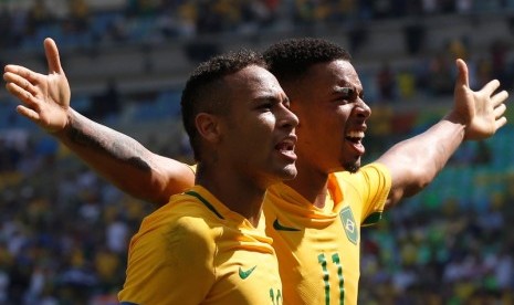 Neymar (kiri) dan Gabriel Jesus