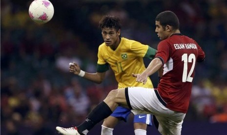 Neymar (kiri), striker timnas Brazil, berebut bola dengan pemain Mesir, Eslam Ramadan, di laga Grup C cabang sepakbola putra Olimpiade 2012 di Stadion Millennium, Cardiff, pada Kamis (26/7). 