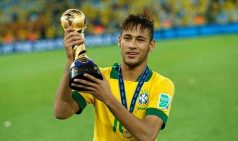  Neymar mengangkat piala Konfederasi.