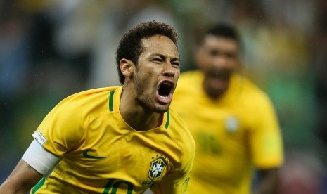 Neymar merayakan gol Brasil ke gawang Paraguay pada laga kualifikasi Piala Dunia 2018 di Arena Corinthians, Rabu (29/3). Brasil menang 3-0. 