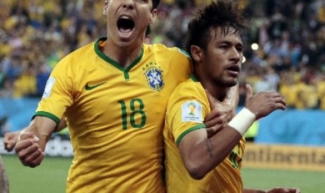 Neymar merayakan gol dengan Hernanes.