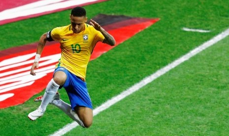 Neymar merayakan golnya ke gawang Argentina.