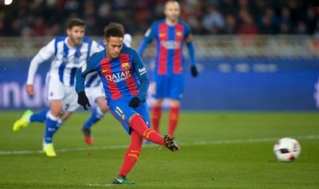 Neymar saat mencetak gol lewat tendangan penalti ke gawang Real Sociedad.