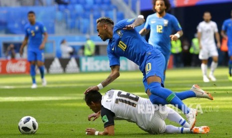 Neymar terjatuh saat berebut bola dengan pemain kosta Rika Cristian Gamboa pada pertandingan grup E Piala Dunia  di St Petersburg Stadium di St. Petersburg, Rusia, Jumat (22/6). 