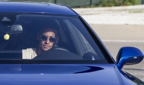  Neymar tiba di pusat latihan Johan Gamper, di Saint Joan Despi, Katalonia, Rabu (2/8). Neymar dilaporkan berpamitan dengan Barcelona untuk hijrah ke Paris Saint-Germain (PSG).