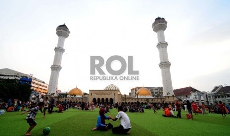 Ngabuburit: Sejumlah warga bermain di taman alun-alun, Kota Bandung, Selasa (23/6).