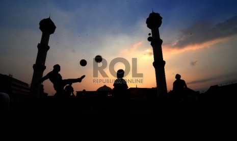 Ngabuburit: Sejumlah warga bermain di taman alun-alun, Kota Bandung, Selasa (23/6).