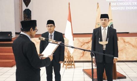  Dr Ngasiman Djoyonegoro (kedua kiri) dilantik sebagai Rektor ISTA Jakarta,dan Totok Sediyantoro sebaga Wakil Rektor ISTA Jakarta. Rektor ISTA Jakarta Dr Ngasiman akan fokus pada peningkatan mutu SDM 