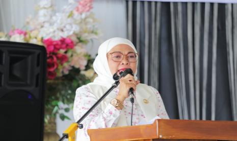 nggota DPRD Provinsi Jawa Barat Dapil XV (Kabupaten/Kota Tasikmalaya), Rita Sari Puspita saat menggelar kegiatan Penyebarluasan Peraturan Daerah Provinsi Jawa Barat No. 15 Tahun 2017 Tentang Penyelenggaraan Ekonomi Kreatif di Bale Panghegar, Kabupaten Tasikmalaya, Ahad (5/5/2024).