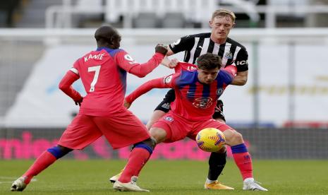 N'Golo Kante (kiri) dan Mason Mount (kanan) beraksi mengadang Sean Longstaff (belakang) pada laga antara Chelsea dan Newcastle United.