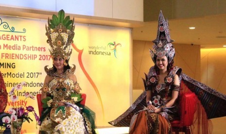 Ni Luh Putu (kiri) dan  Putri Dessy Natalia Siburian yang akan mewakili Indoensia di ajang Miss ASEAN Friendship 2017