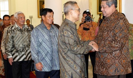 NI. Presiden Susilo Bambang Yudhoyono (kanan) menerima mantan Wapres Jenderal TNI (Purn) Try Sutrisno (2 kanan), Ketua Umum DPP Persatuan Purnawirawan dan Warakawuri Angkatan Bersenjata Republik Indonesia/TNI dan Polri (Pepabri) Jenderal TNI (Purn) Agum Gu