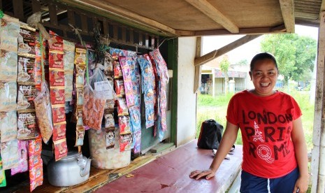 Nia, pedagang nasi uduk dan warung kelontong yang menjadi mitra Amartha.