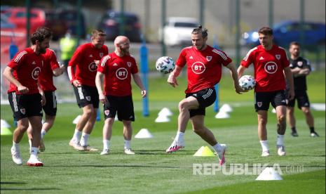  Pemain Timnas Wales Gareth Bale menjalani sesi latihan menjelang turnamen Euro 2020 di Vale Resort, Hensol, Wales, Selasa (1/5) waktu setempat. 